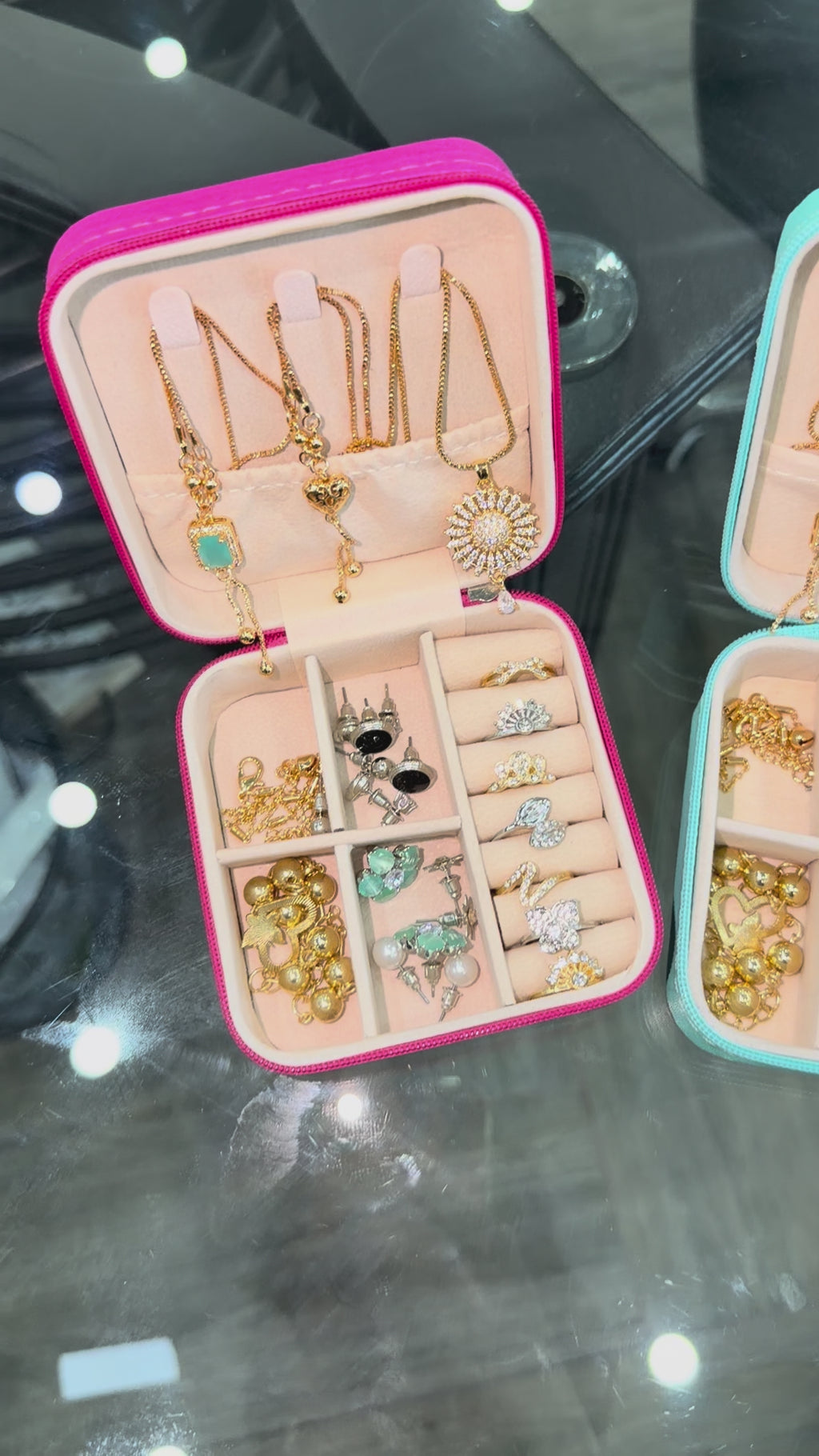 Full Premium jewellery gift set.
20 premium pieces in one box💖